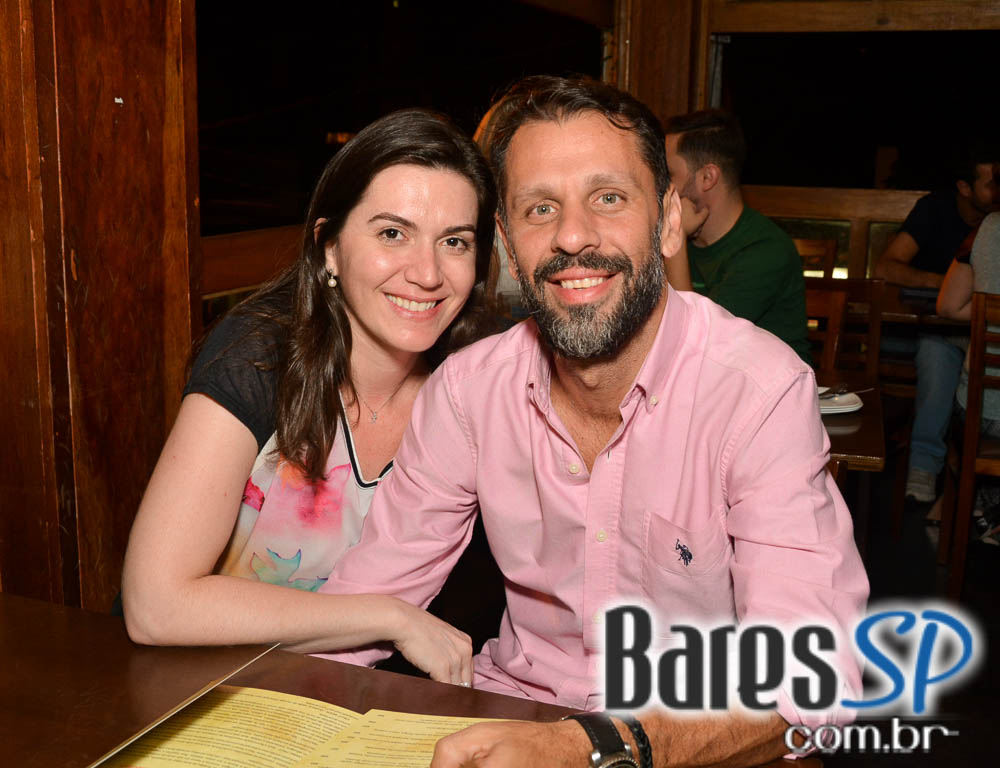 Old Town ofereceu cardápio variado de lanches e diferentes rótulos de cervejas Old Town ofereceu cardápio variado de lanches e diferentes rótulos de cervejas