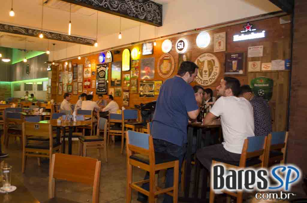 Bottled Dog ofereceu ambiente descontraído e cardápio variado todos os dias no Itaim Bibi Bottled Dog ofereceu ambiente descontraído e cardápio variado todos os dias no Itaim Bibi