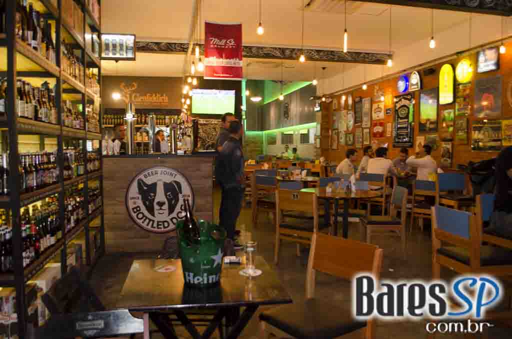 Bottled Dog ofereceu ambiente descontraído e cardápio variado todos os dias no Itaim Bibi Bottled Dog ofereceu ambiente descontraído e cardápio variado todos os dias no Itaim Bibi