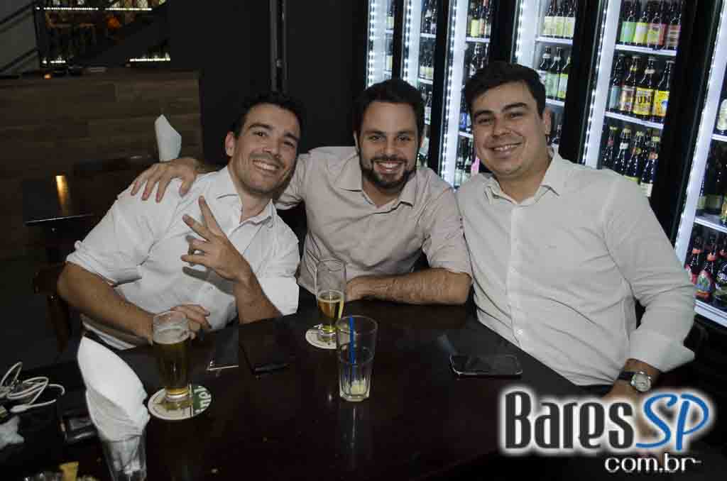 Bottled Dog ofereceu ambiente descontraído e cardápio variado todos os dias no Itaim Bibi Bottled Dog ofereceu ambiente descontraído e cardápio variado todos os dias no Itaim Bibi