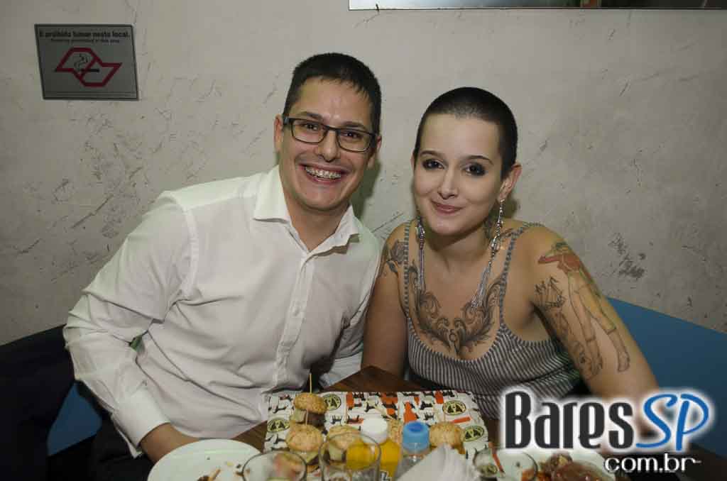 Bottled Dog ofereceu ambiente descontraído e cardápio variado todos os dias no Itaim Bibi Bottled Dog ofereceu ambiente descontraído e cardápio variado todos os dias no Itaim Bibi