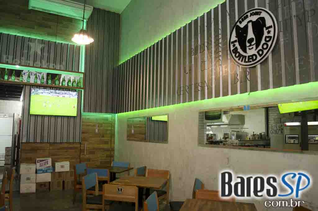 Bottled Dog ofereceu ambiente descontraído e cardápio variado todos os dias no Itaim Bibi Bottled Dog ofereceu ambiente descontraído e cardápio variado todos os dias no Itaim Bibi