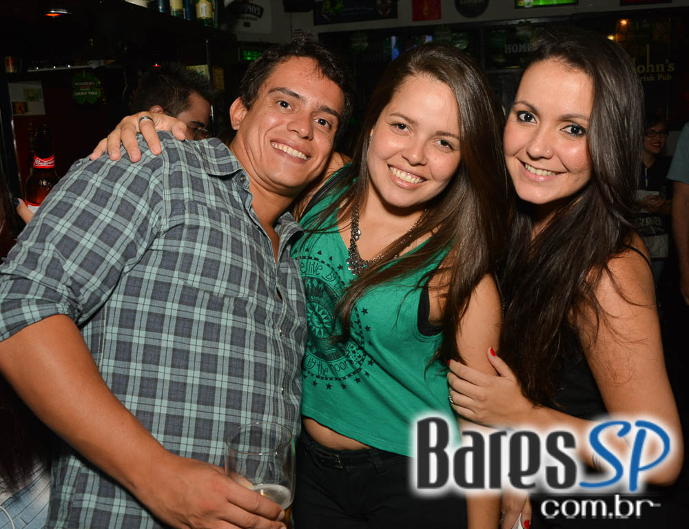 Os agitos da banda Acullia no sábado do St. John's Irish Pub Os agitos da banda Acullia no sábado do St. John's Irish Pub