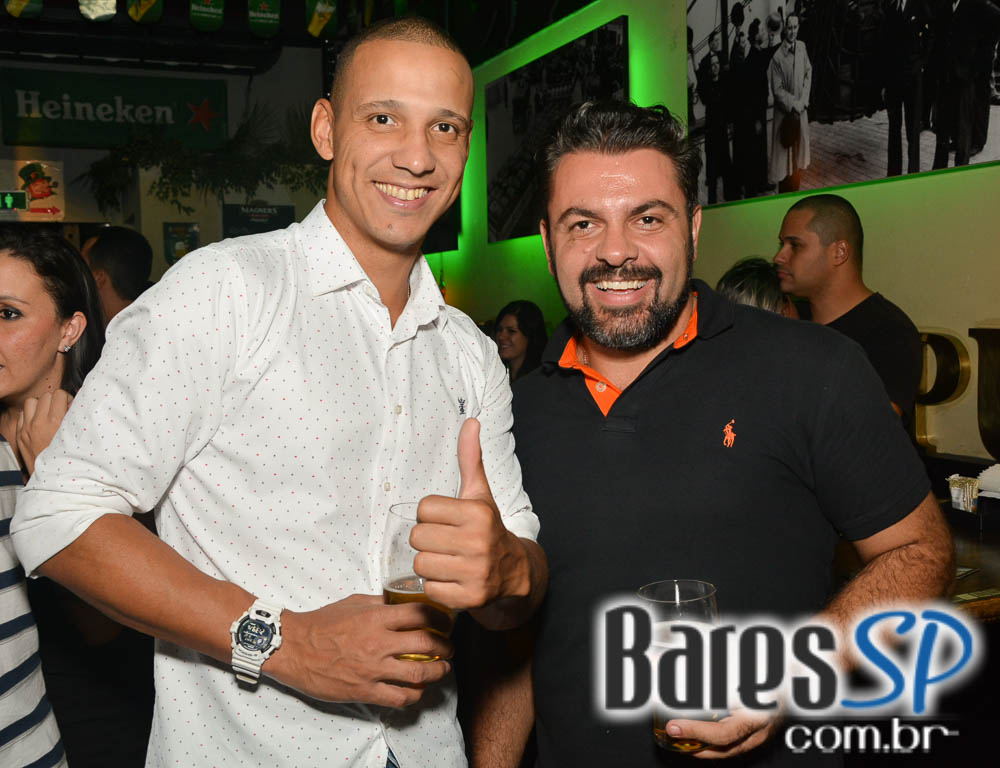 Os agitos da banda Acullia no sábado do St. John's Irish Pub Os agitos da banda Acullia no sábado do St. John's Irish Pub