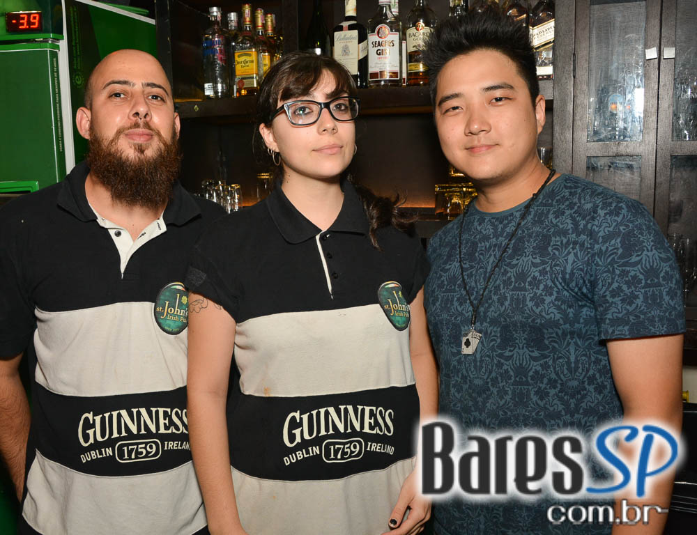 Os agitos da banda Acullia no sábado do St. John's Irish Pub Os agitos da banda Acullia no sábado do St. John's Irish Pub