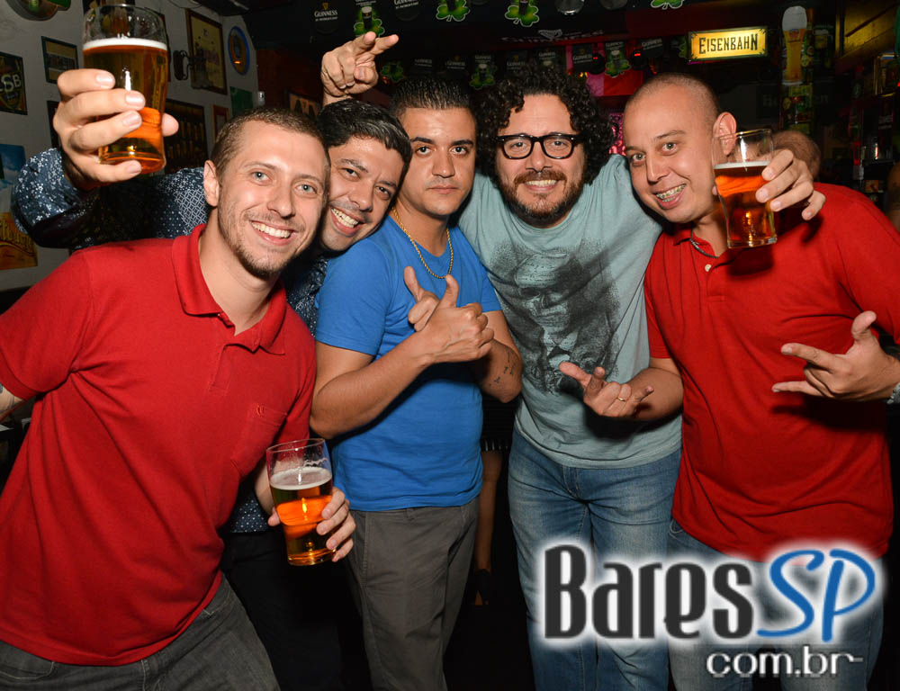 Os agitos da banda Acullia no sábado do St. John's Irish Pub Os agitos da banda Acullia no sábado do St. John's Irish Pub