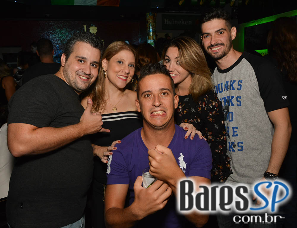 Os agitos da banda Acullia no sábado do St. John's Irish Pub Os agitos da banda Acullia no sábado do St. John's Irish Pub