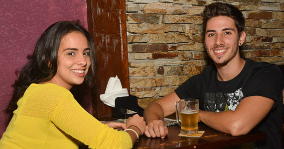 Anderson Kratsch comandou a sexta-feira com pop rock no Booze Hound Bar