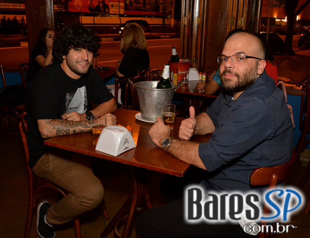 Happy Hour no Liverpool com rótulos variados de cervejas na sexta-feira Happy Hour no Liverpool com rótulos variados de cervejas na sexta-feira