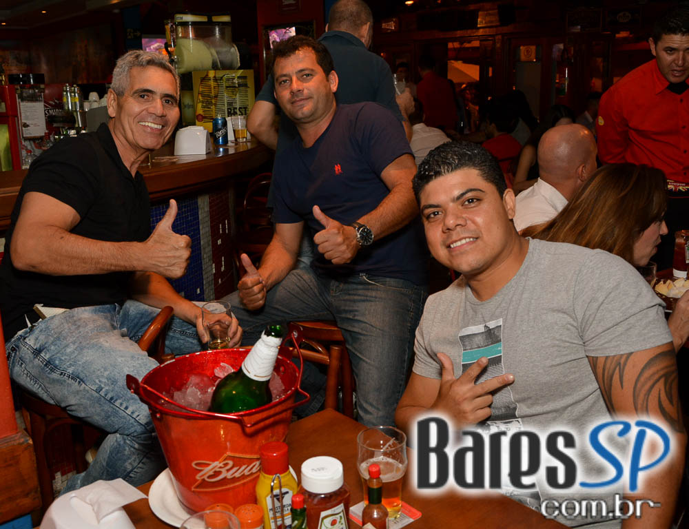 Happy Hour no Liverpool com rótulos variados de cervejas na sexta-feira Happy Hour no Liverpool com rótulos variados de cervejas na sexta-feira