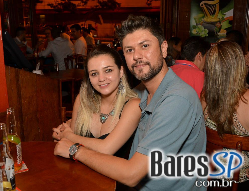 Happy Hour no Liverpool com rótulos variados de cervejas na sexta-feira Happy Hour no Liverpool com rótulos variados de cervejas na sexta-feira