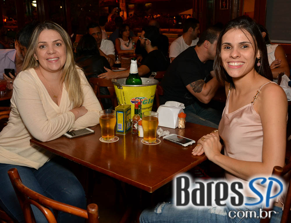 Happy Hour no Liverpool com rótulos variados de cervejas na sexta-feira Happy Hour no Liverpool com rótulos variados de cervejas na sexta-feira