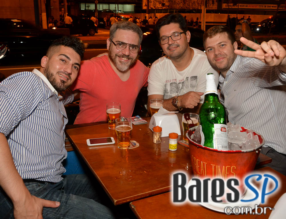 Happy Hour no Liverpool com rótulos variados de cervejas na sexta-feira Happy Hour no Liverpool com rótulos variados de cervejas na sexta-feira