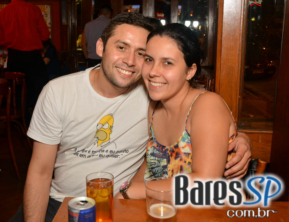 Happy Hour no Liverpool com rótulos variados de cervejas na sexta-feira Happy Hour no Liverpool com rótulos variados de cervejas na sexta-feira