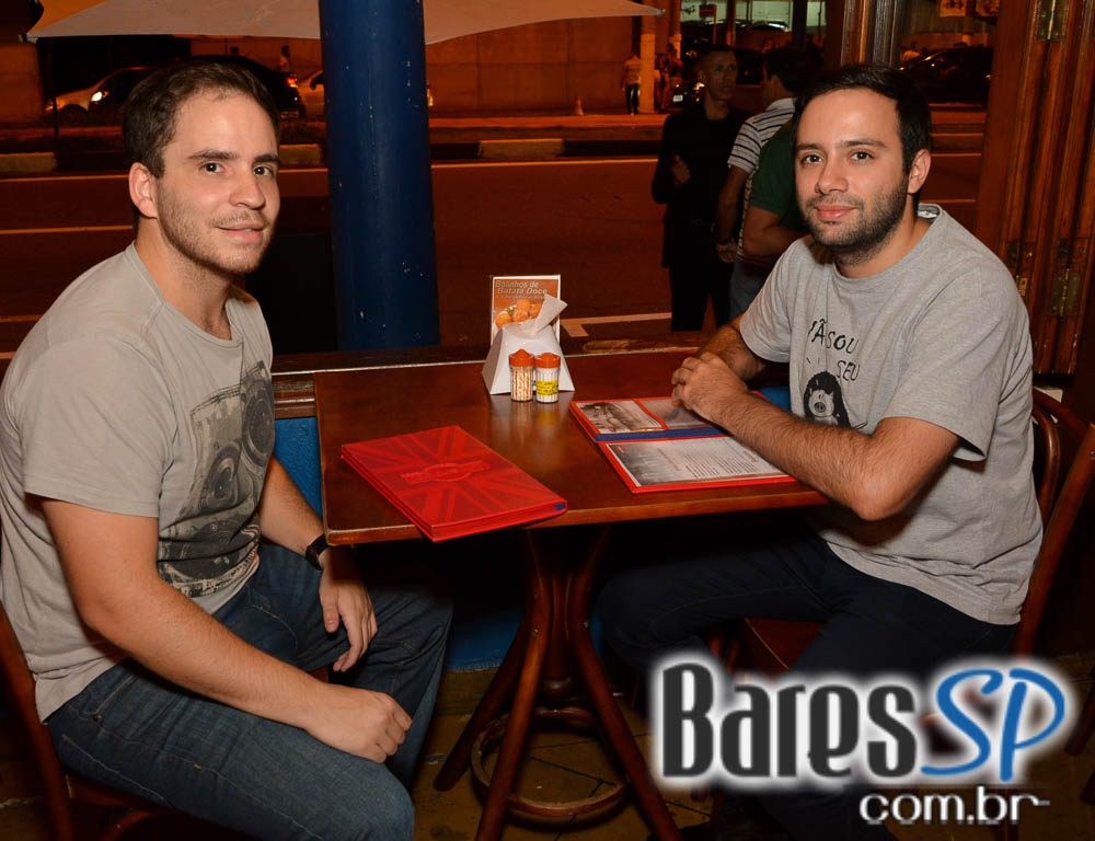 Happy Hour no Liverpool com rótulos variados de cervejas na sexta-feira Happy Hour no Liverpool com rótulos variados de cervejas na sexta-feira