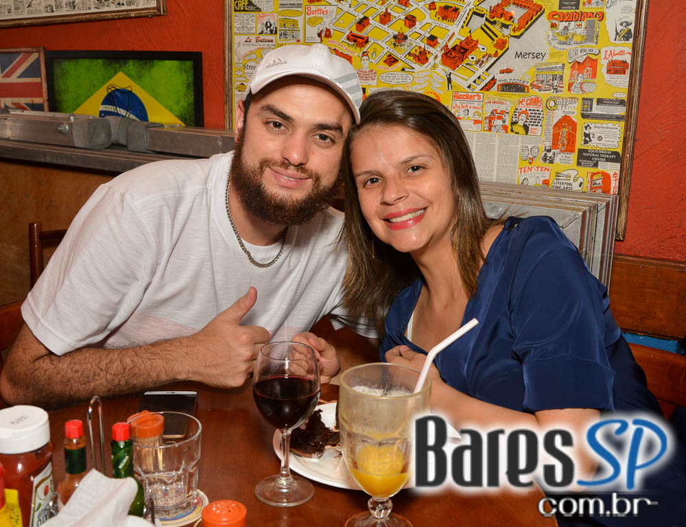 Happy Hour no Liverpool com rótulos variados de cervejas na sexta-feira Happy Hour no Liverpool com rótulos variados de cervejas na sexta-feira