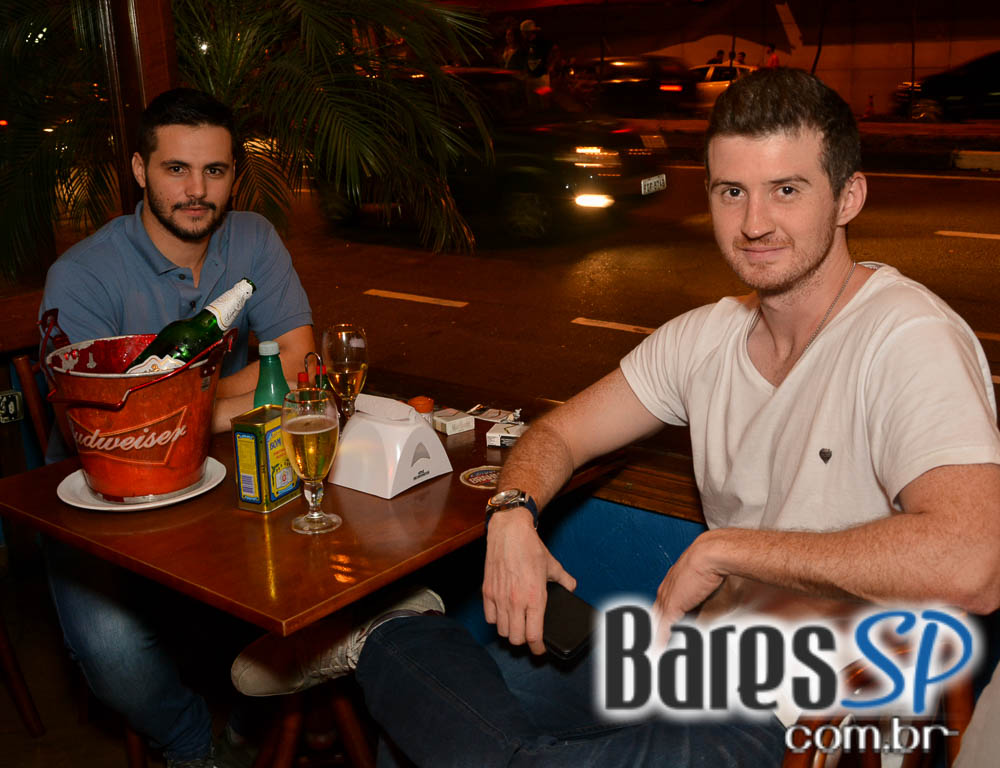 Happy Hour no Liverpool com rótulos variados de cervejas na sexta-feira Happy Hour no Liverpool com rótulos variados de cervejas na sexta-feira