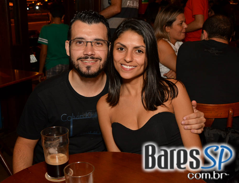 Happy Hour no Liverpool com rótulos variados de cervejas na sexta-feira Happy Hour no Liverpool com rótulos variados de cervejas na sexta-feira