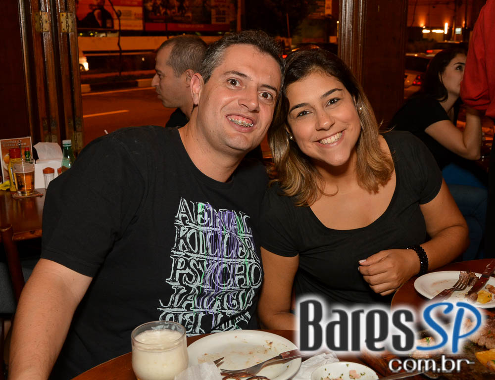 Happy Hour no Liverpool com rótulos variados de cervejas na sexta-feira Happy Hour no Liverpool com rótulos variados de cervejas na sexta-feira