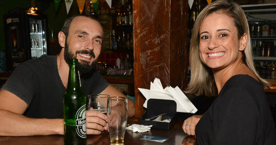 Anderson Kratsch comandou a sexta-feira com pop rock no Booze Hound Bar