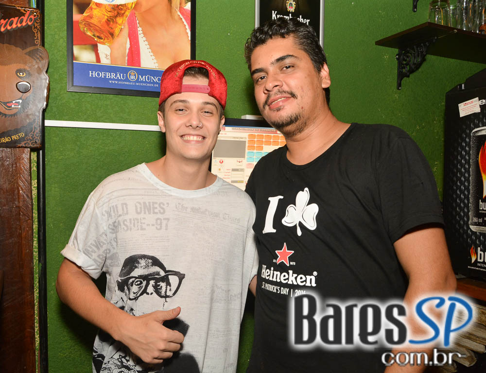 Booze Hound Bar recebeu os agitos da banda Rock In Black que animou a noite Booze Hound Bar recebeu os agitos da banda Rock In Black que animou a noite