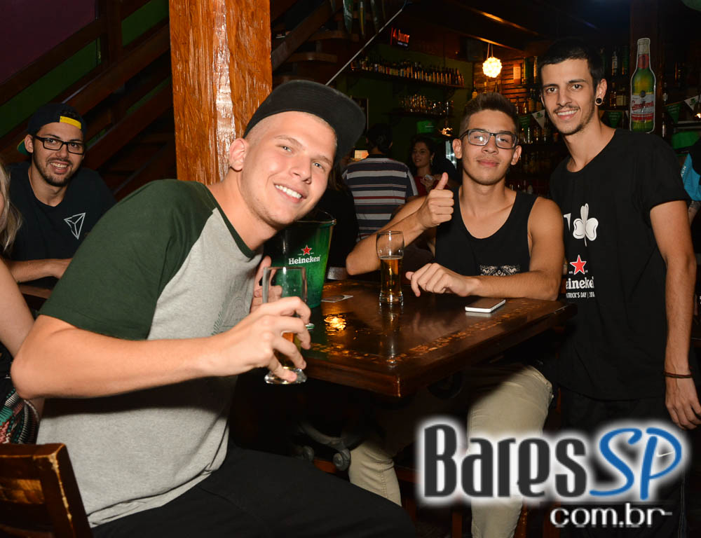 Booze Hound Bar recebeu os agitos da banda Rock In Black que animou a noite Booze Hound Bar recebeu os agitos da banda Rock In Black que animou a noite