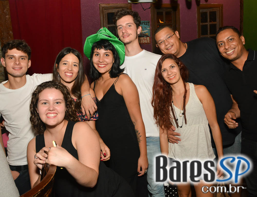 Booze Hound Bar recebeu os agitos da banda Rock In Black que animou a noite Booze Hound Bar recebeu os agitos da banda Rock In Black que animou a noite