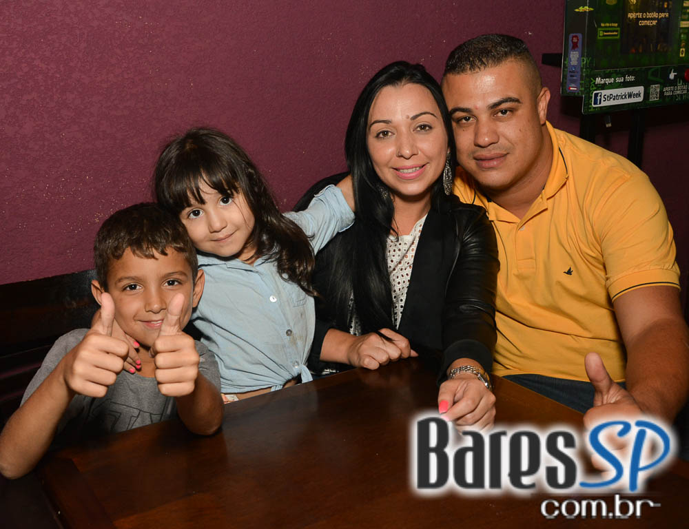 Booze Hound Bar recebeu os agitos da banda Rock In Black que animou a noite Booze Hound Bar recebeu os agitos da banda Rock In Black que animou a noite