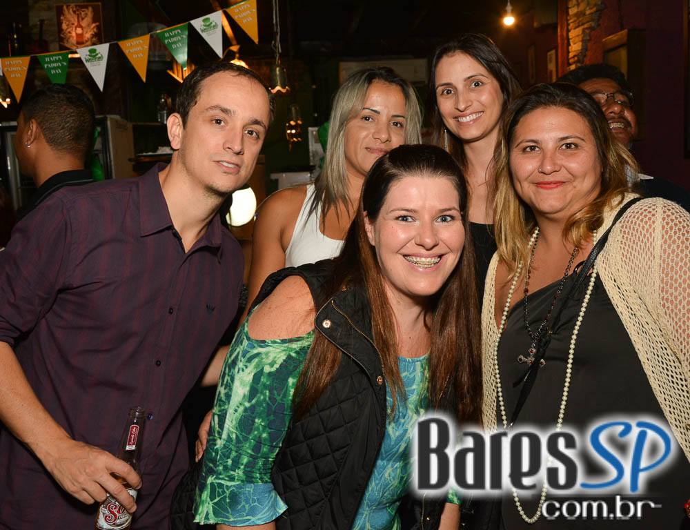 Booze Hound Bar recebeu os agitos da banda Rock In Black que animou a noite Booze Hound Bar recebeu os agitos da banda Rock In Black que animou a noite