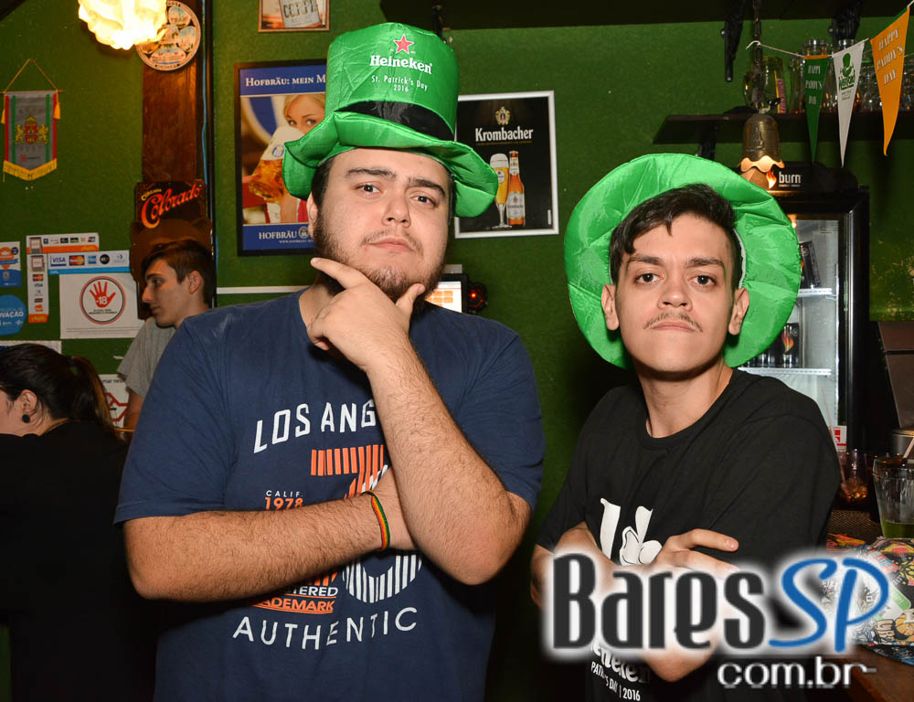 Booze Hound Bar recebeu os agitos da banda Rock In Black que animou a noite Booze Hound Bar recebeu os agitos da banda Rock In Black que animou a noite