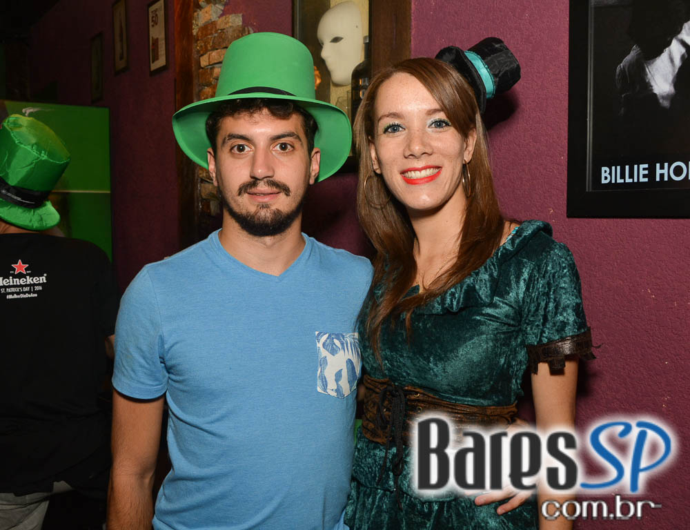 Booze Hound Bar recebeu os agitos da banda Rock In Black que animou a noite Booze Hound Bar recebeu os agitos da banda Rock In Black que animou a noite