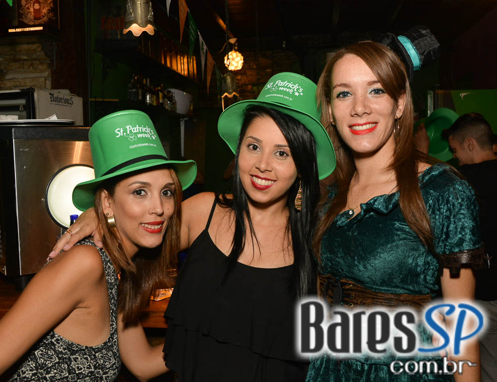 Booze Hound Bar recebeu os agitos da banda Rock In Black que animou a noite Booze Hound Bar recebeu os agitos da banda Rock In Black que animou a noite