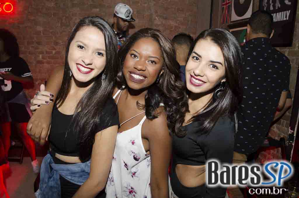 Nathy MC comandou a quinta-feira com muito rap no Quitandinha Bar Nathy MC comandou a quinta-feira com muito rap no Quitandinha Bar