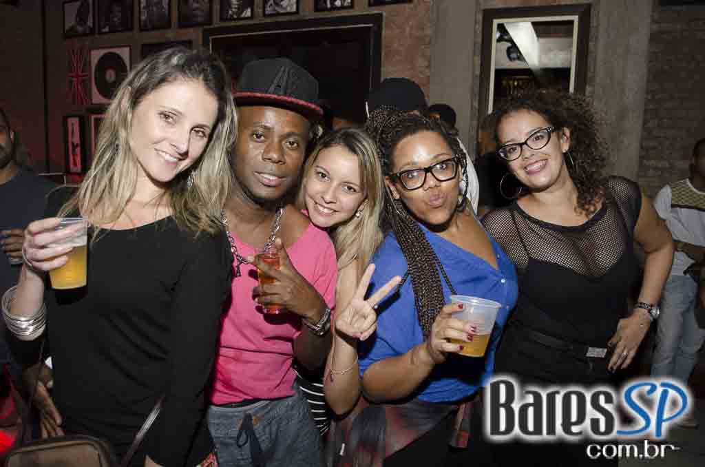 Nathy MC comandou a quinta-feira com muito rap no Quitandinha Bar Nathy MC comandou a quinta-feira com muito rap no Quitandinha Bar