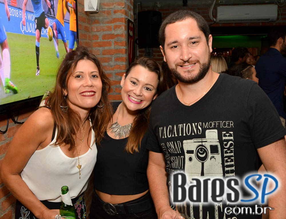 Felipe Grani e o grupo Os Paula agitaram o feriado no Vila Seu Justino Felipe Grani e o grupo Os Paula agitaram o feriado no Vila Seu Justino