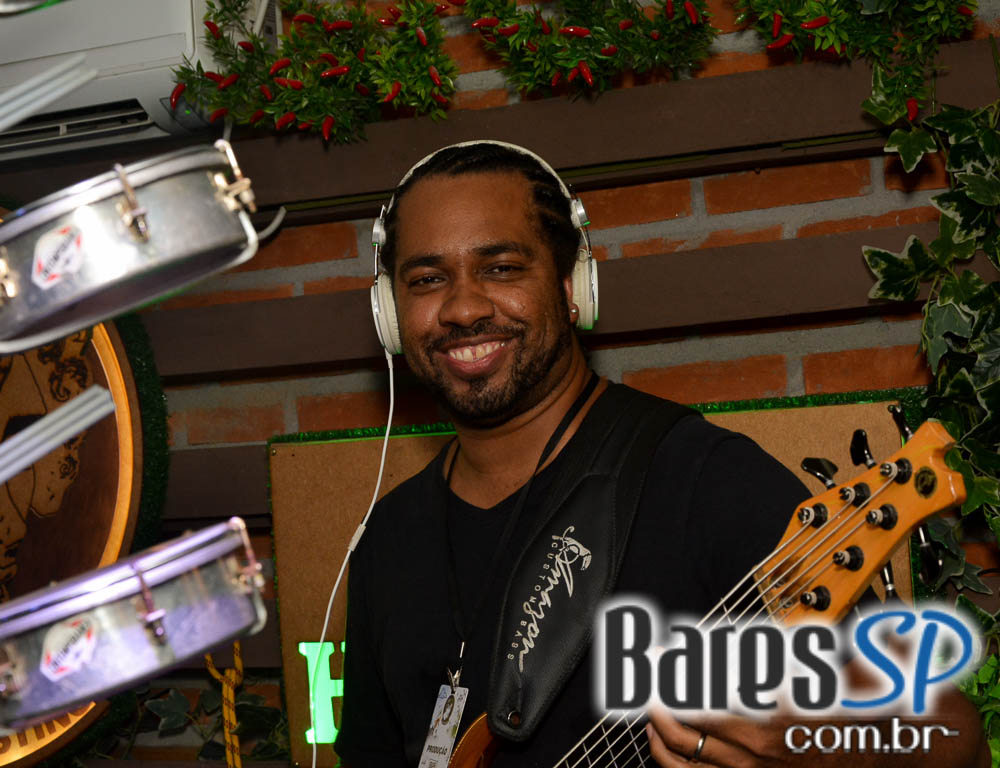 Felipe Grani e o grupo Os Paula agitaram o feriado no Vila Seu Justino Felipe Grani e o grupo Os Paula agitaram o feriado no Vila Seu Justino