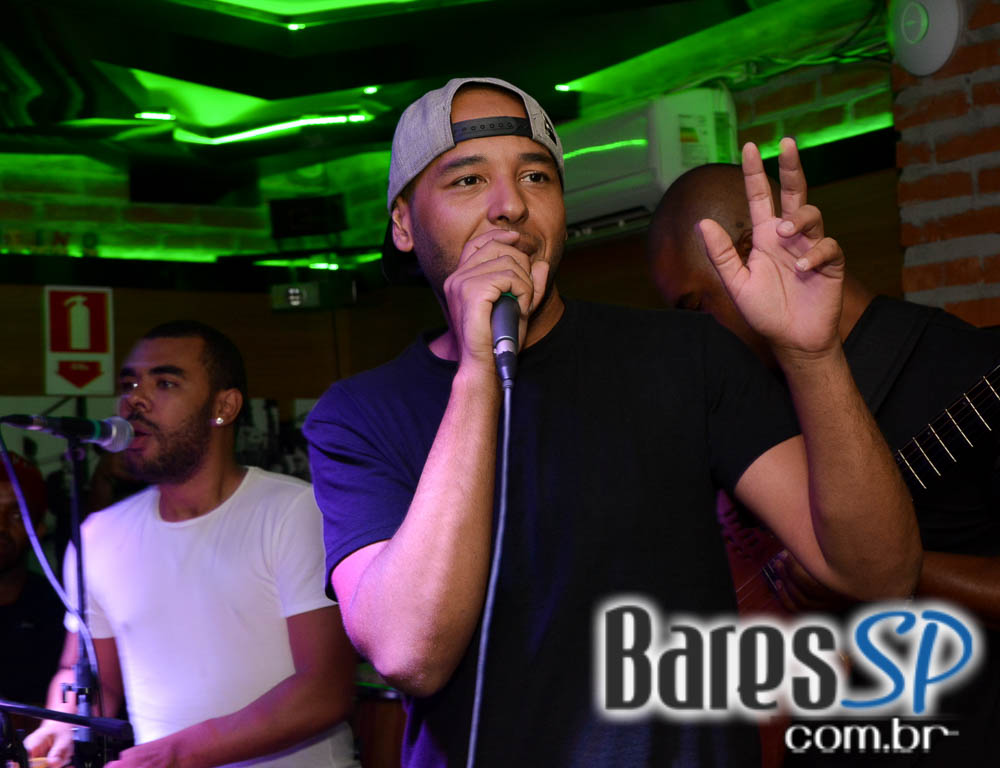 Felipe Grani e o grupo Os Paula agitaram o feriado no Vila Seu Justino Felipe Grani e o grupo Os Paula agitaram o feriado no Vila Seu Justino