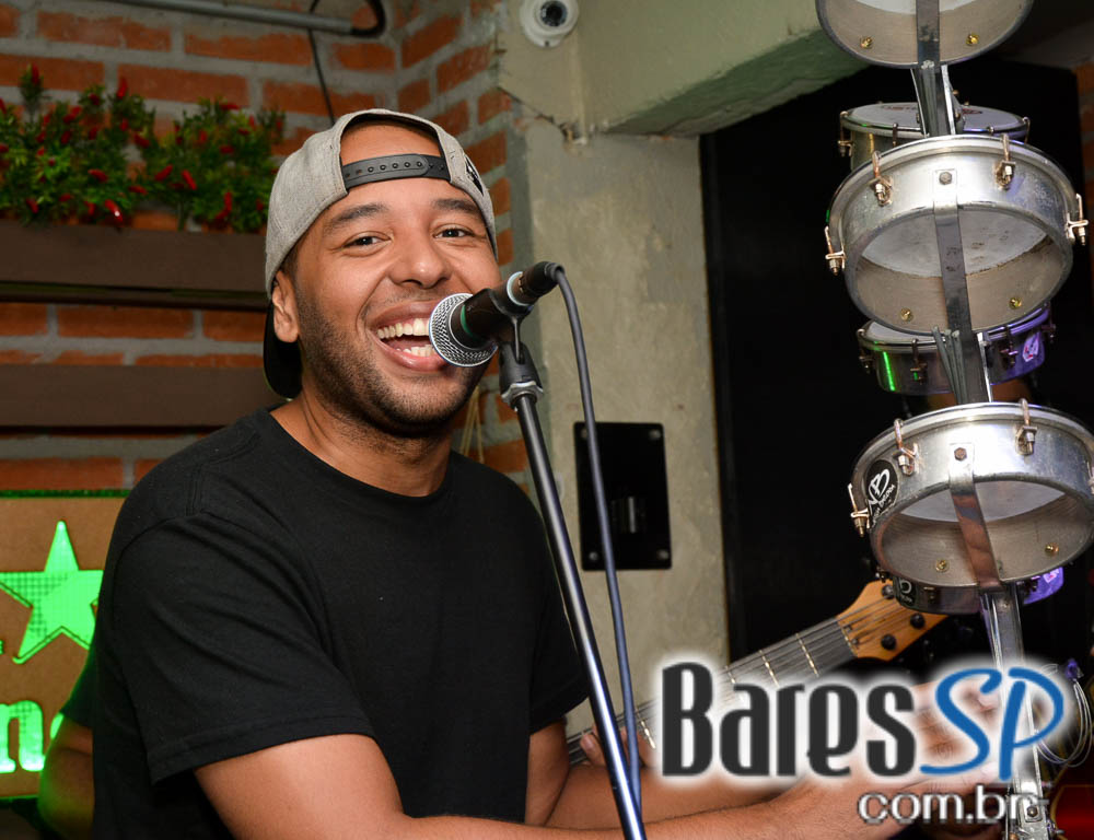 Felipe Grani e o grupo Os Paula agitaram o feriado no Vila Seu Justino Felipe Grani e o grupo Os Paula agitaram o feriado no Vila Seu Justino