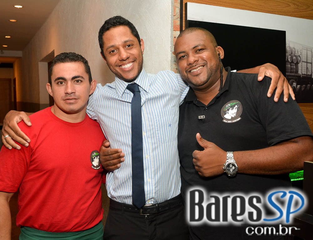 Felipe Grani e o grupo Os Paula agitaram o feriado no Vila Seu Justino Felipe Grani e o grupo Os Paula agitaram o feriado no Vila Seu Justino