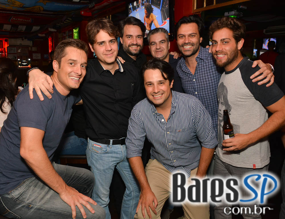 Sal Vincent e banda Insônica animaram a noite com pop rock no Republic Pub Sal Vincent e banda Insônica animaram a noite com pop rock no Republic Pub