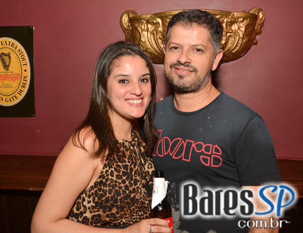 Sal Vincent e banda Insônica animaram a noite com pop rock no Republic Pub Sal Vincent e banda Insônica animaram a noite com pop rock no Republic Pub