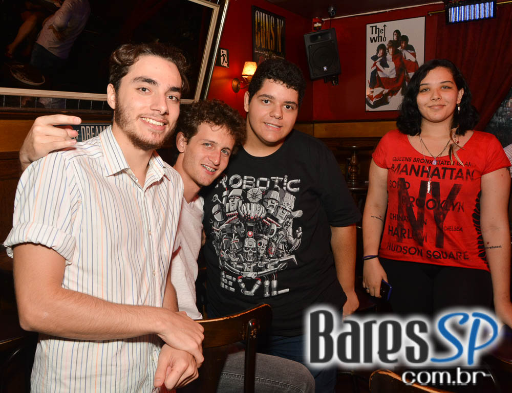 Sal Vincent e banda Insônica animaram a noite com pop rock no Republic Pub Sal Vincent e banda Insônica animaram a noite com pop rock no Republic Pub