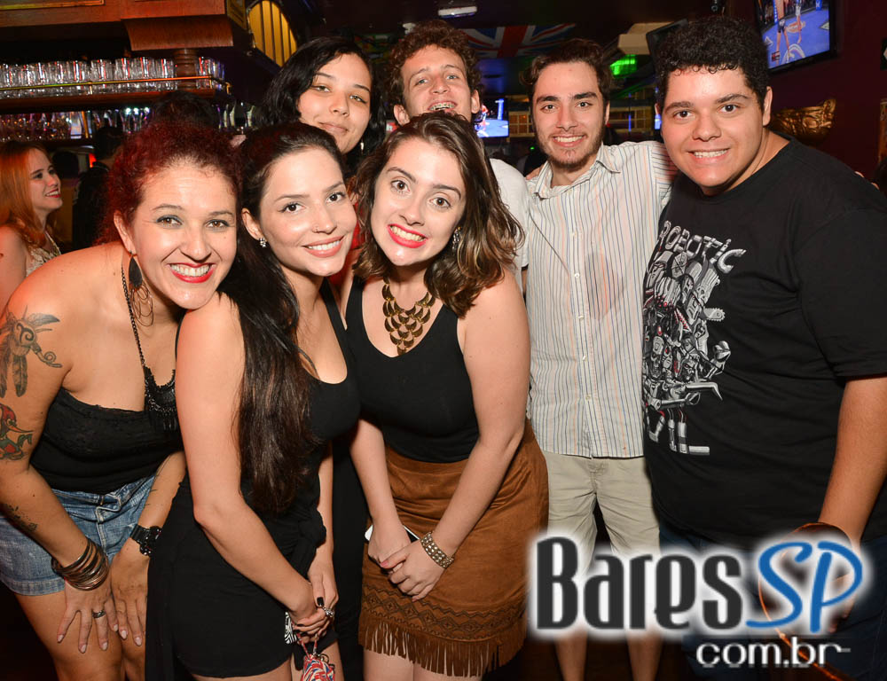 Sal Vincent e banda Insônica animaram a noite com pop rock no Republic Pub Sal Vincent e banda Insônica animaram a noite com pop rock no Republic Pub