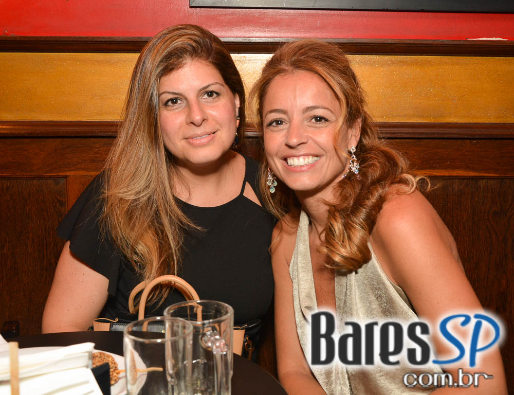 Sal Vincent e banda Insônica animaram a noite com pop rock no Republic Pub Sal Vincent e banda Insônica animaram a noite com pop rock no Republic Pub