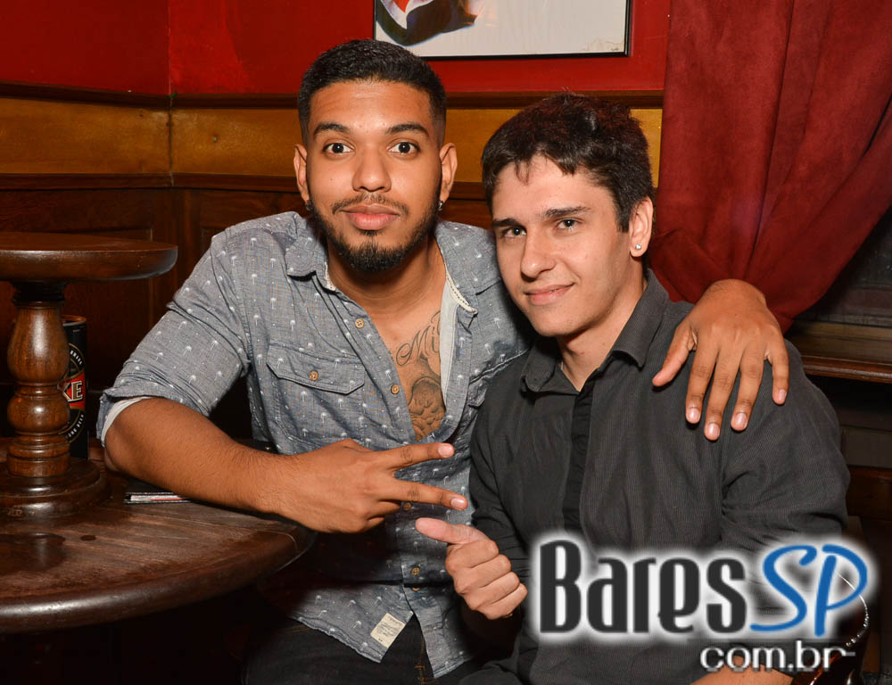 Sal Vincent e banda Insônica animaram a noite com pop rock no Republic Pub Sal Vincent e banda Insônica animaram a noite com pop rock no Republic Pub