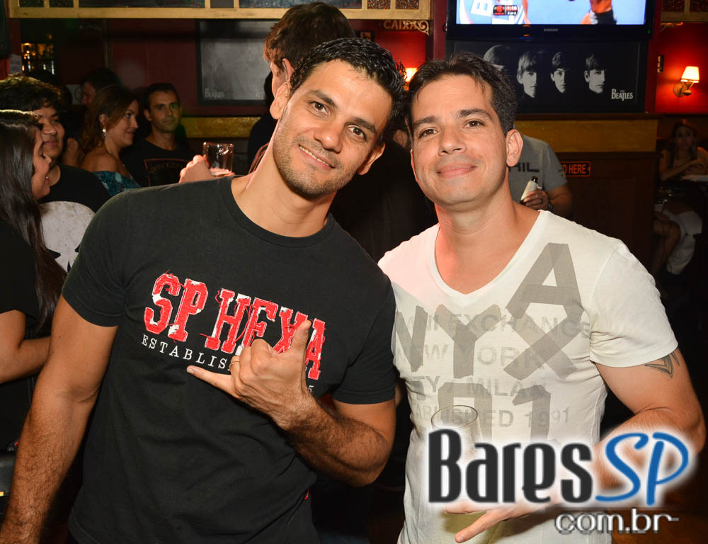 Sal Vincent e banda Insônica animaram a noite com pop rock no Republic Pub Sal Vincent e banda Insônica animaram a noite com pop rock no Republic Pub