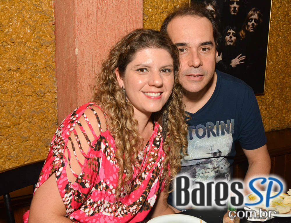 Sal Vincent e banda Insônica animaram a noite com pop rock no Republic Pub Sal Vincent e banda Insônica animaram a noite com pop rock no Republic Pub