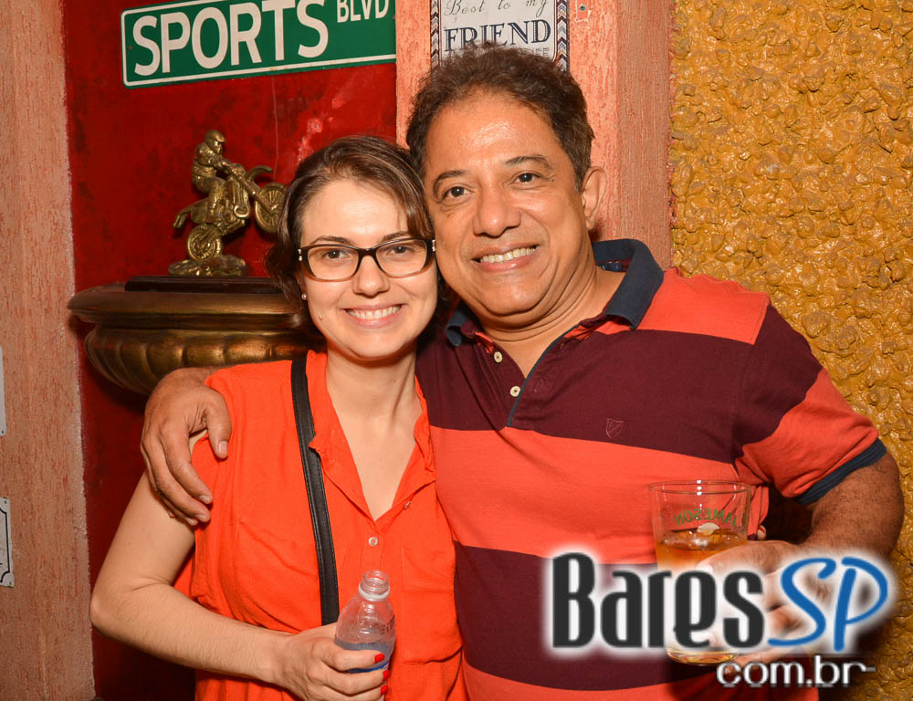 Sal Vincent e banda Insônica animaram a noite com pop rock no Republic Pub Sal Vincent e banda Insônica animaram a noite com pop rock no Republic Pub