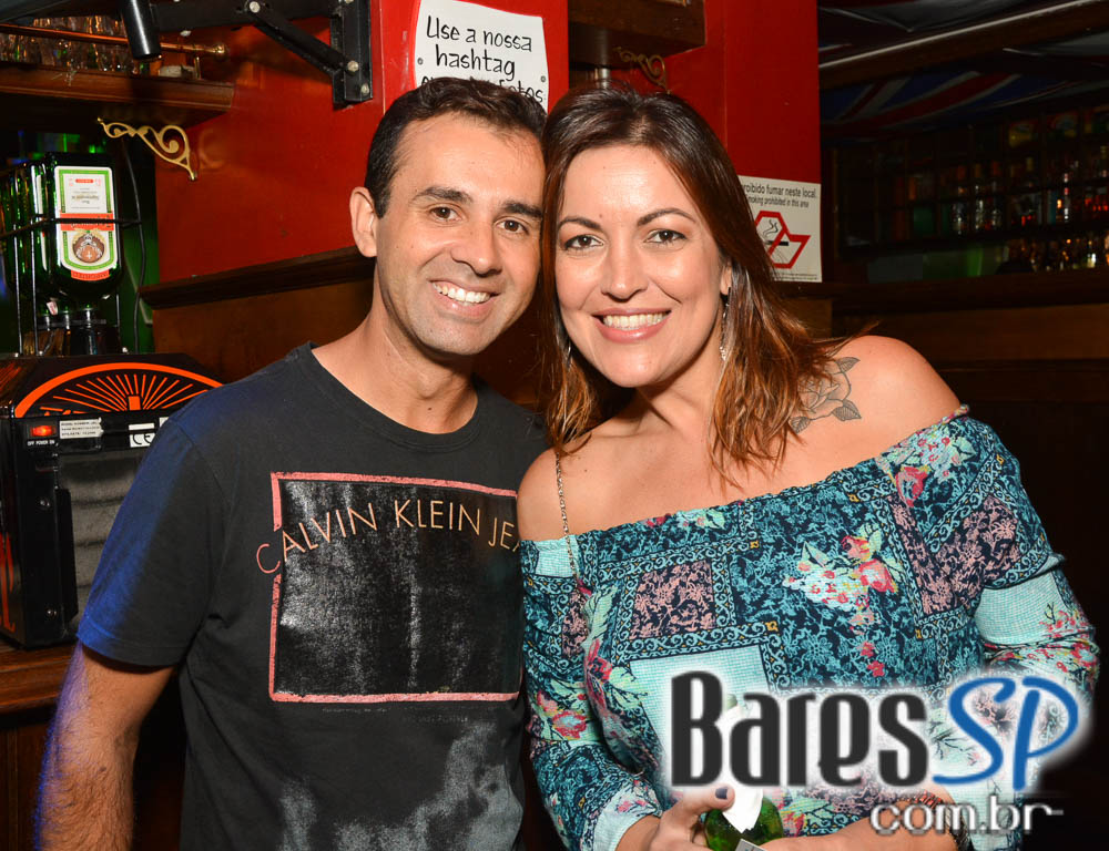 Sal Vincent e banda Insônica animaram a noite com pop rock no Republic Pub Sal Vincent e banda Insônica animaram a noite com pop rock no Republic Pub