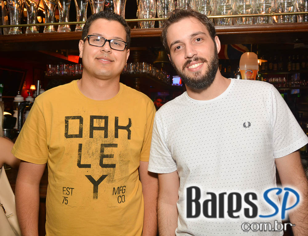 Sal Vincent e banda Insônica animaram a noite com pop rock no Republic Pub Sal Vincent e banda Insônica animaram a noite com pop rock no Republic Pub